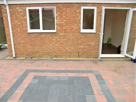1 bedroom Studio flat to let in Star Post Road, Camberley