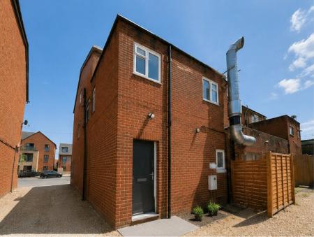 3 bedroom Flat to let in North Lane, Aldershot