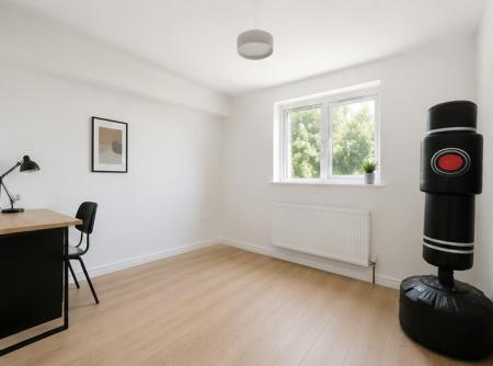 3 bedroom Flat to let in North Lane, Aldershot