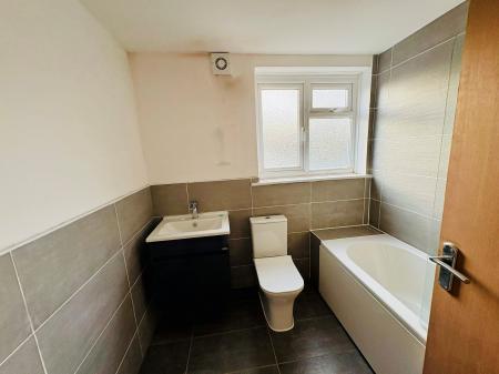 3 bedroom Flat to let in North Lane, Aldershot