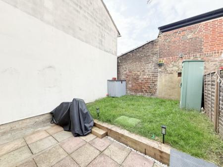 2 bedroom Terraced House to let in Lysons Road, Aldershot