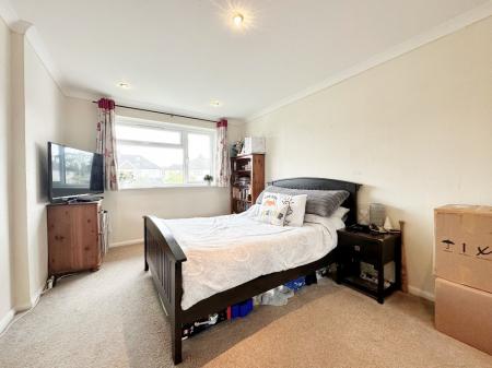 1 bedroom Flat for sale in Carfax Avenue, Tongham