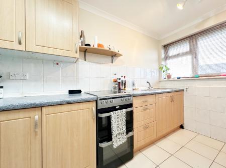 1 bedroom Flat for sale in Carfax Avenue, Tongham