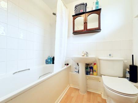 1 bedroom Flat for sale in Carfax Avenue, Tongham