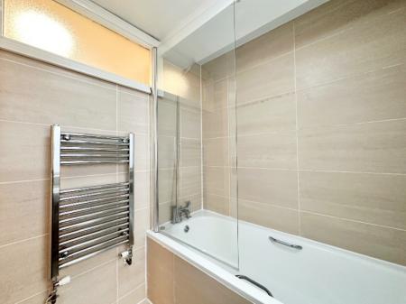 3 bedroom Flat to let in East Street, Farnham