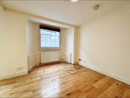 3 bedroom Flat to let in East Street, Farnham