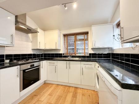 3 bedroom Flat to let in East Street, Farnham