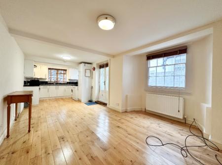 3 bedroom Flat to let in East Street, Farnham
