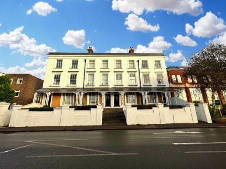 3 bedroom Flat to let in East Street, Farnham