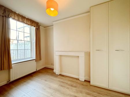 3 bedroom Flat to let in East Street, Farnham