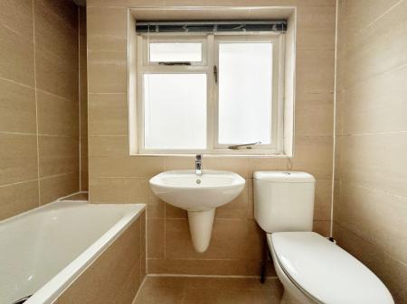 3 bedroom Flat to let in East Street, Farnham