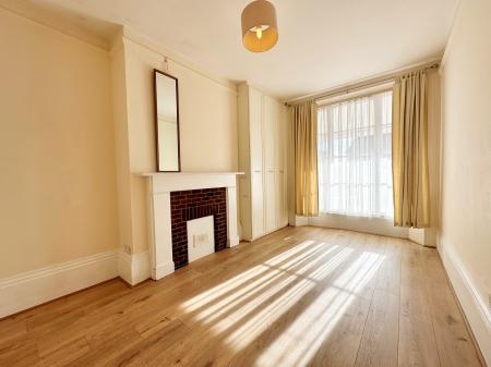 3 bedroom Flat to let in East Street, Farnham