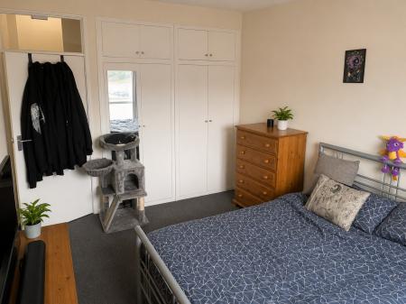 2 bedroom Flat to let in Reading Road, Yateley, GU46