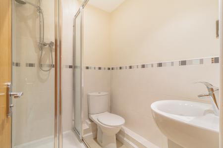 2 bedroom Flat to let in Elmhurst Court, Heathcote Road