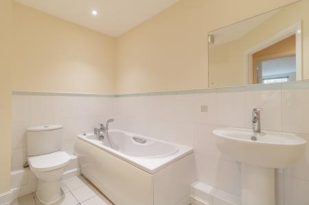 2 bedroom Flat to let in Elmhurst Court, Heathcote Road