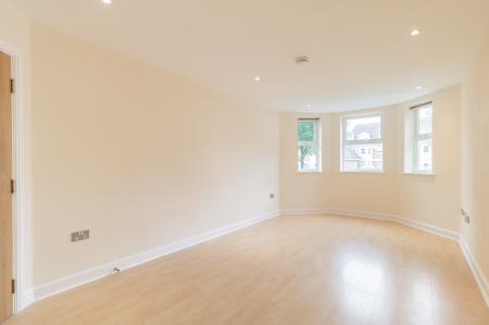 2 bedroom Flat to let in Elmhurst Court, Heathcote Road