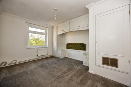 2 bedroom Flat for sale in Chantry Court, Church Road