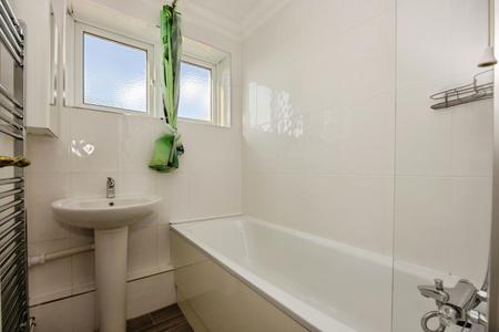 2 bedroom Flat for sale in Chantry Court, Church Road