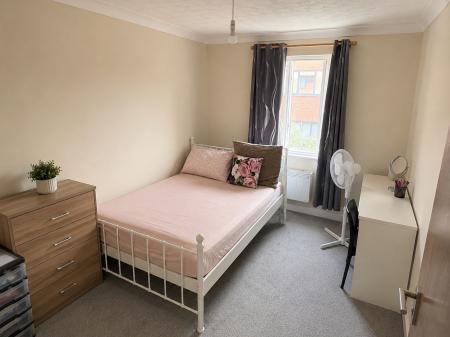 1 bedroom Flat to let in Birchett Road, Aldershot