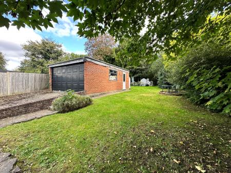 1 bedroom House share to let in Farnborough Road, Farnborough