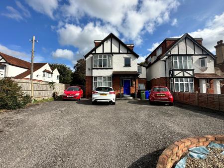 1 bedroom House share to let in Farnborough Road, Farnborough
