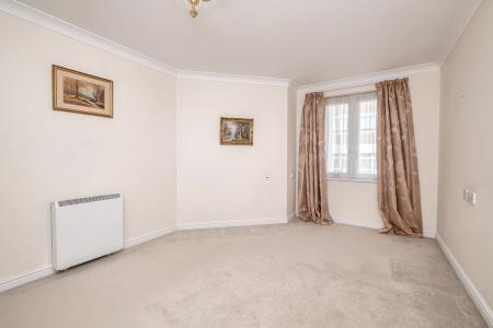 2 bedroom Flat for sale in Kingsley Court, Aldershot, GU11
