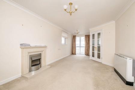 2 bedroom Flat for sale in Kingsley Court, Aldershot, GU11