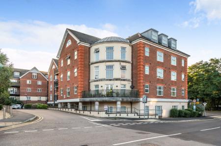 2 bedroom Flat for sale in Dorchester Court, London Road, Camberley