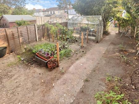 3 bedroom Semi-detached house to let in Haig Road, Aldershot