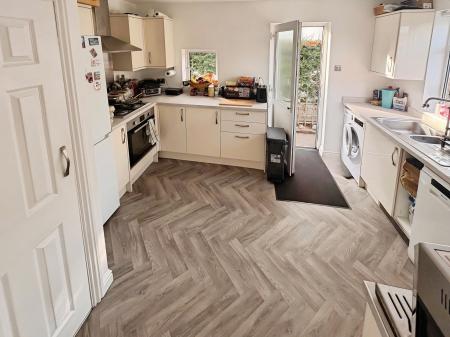 3 bedroom Semi-detached house to let in Haig Road, Aldershot