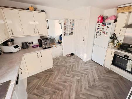 3 bedroom Semi-detached house to let in Haig Road, Aldershot