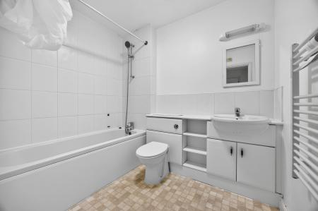 2 bedroom Flat to let in Dorchester Court, London Road, Camberley