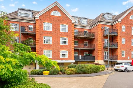 2 bedroom Flat to let in Dorchester Court, London Road, Camberley