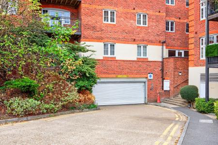 2 bedroom Flat to let in Dorchester Court, London Road, Camberley