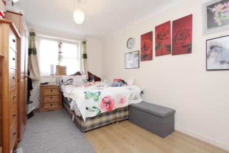 2 bedroom Flat for sale in Andover Road, Ludgershall, SP11