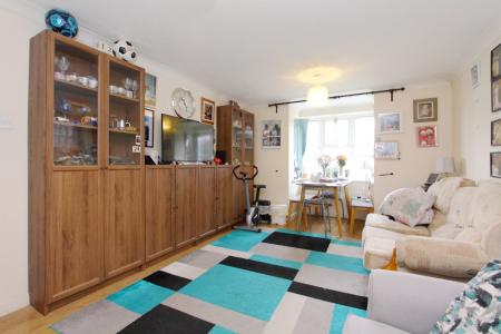 2 bedroom Flat for sale in Andover Road, Ludgershall, SP11