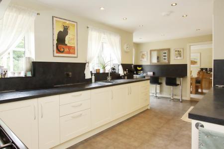 5 bedroom Detached house for sale in Blueberry Gardens, Andover, SP10