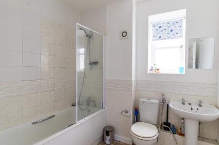 2 bedroom Flat to let in Junction Road, Andover, SP10