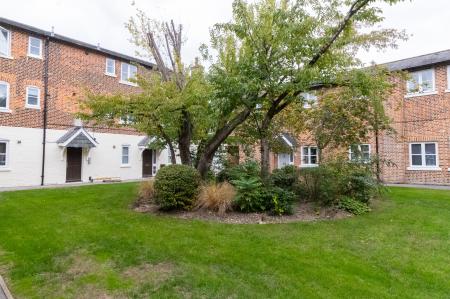 2 bedroom Flat to let in Junction Road, Andover, SP10