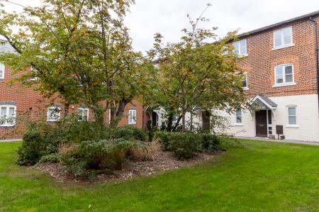 2 bedroom Flat to let in Junction Road, Andover, SP10
