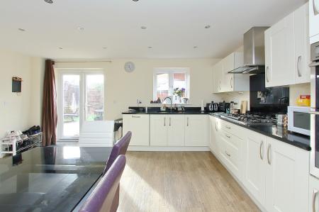 4 bedroom Detached house for sale in Locksbridge Road, Andover, SP11