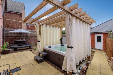 4 bedroom Detached house for sale in Locksbridge Road, Andover, Andover, SP11