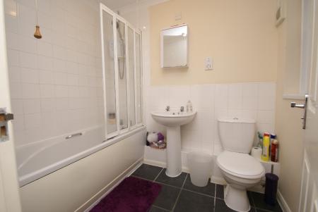 2 bedroom Flat to let in Micheldever Road, Andover, SP10