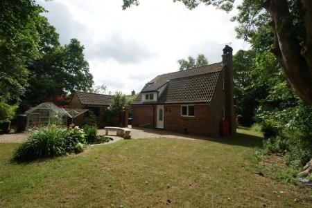 3 bedroom Detached house to let in Barncroft, Appleshaw, SP11