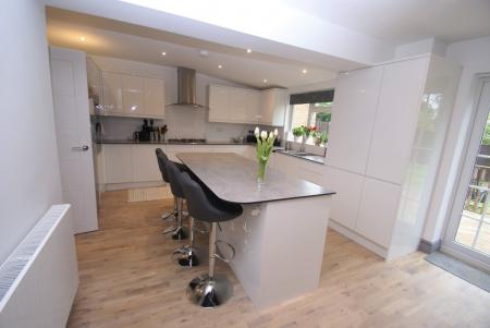 4 bedroom Detached house to let in Kingsley Park, Whitchurch, RG28