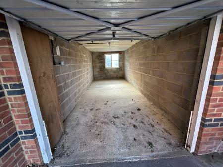 2 bedroom Flat to let in Vincent Drive, Andover, SP10