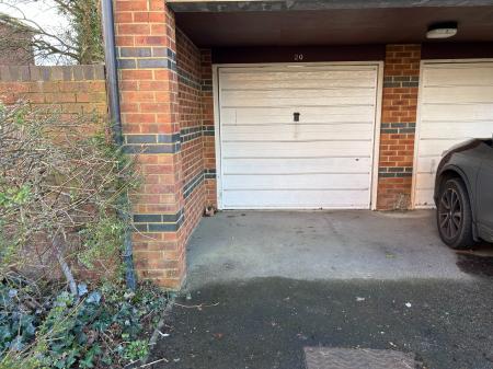 2 bedroom Flat to let in Vincent Drive, Andover, SP10