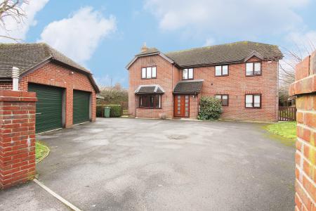 6 bedroom Detached house for sale in Blue Hayes Close, Andover, Andover, SP10