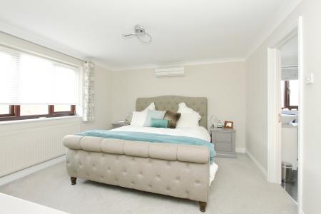 6 bedroom Detached house for sale in Blue Hayes Close, Andover, Andover, SP10