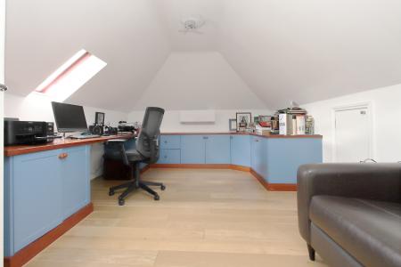 6 bedroom Detached house for sale in Blue Hayes Close, Andover, Andover, SP10